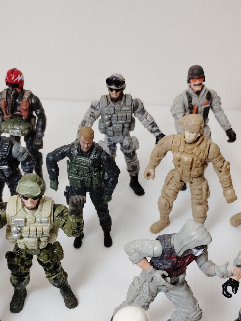 24! Military Action Figures Set - Assorted Green, Tan, White, Black And Weapons - Picture 4 of 12